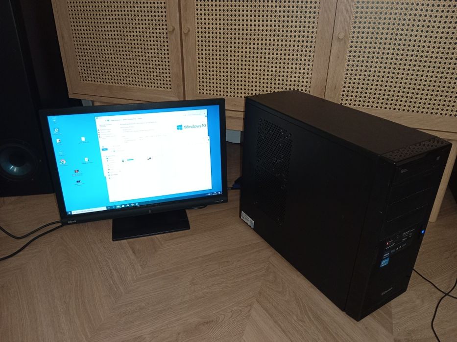 Komputer z monitorem