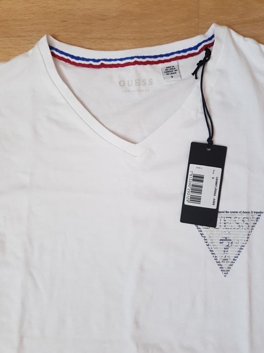 Biały tshirt z trójkątnym logo Guess S, nowy z metkami w pudełku, oryg