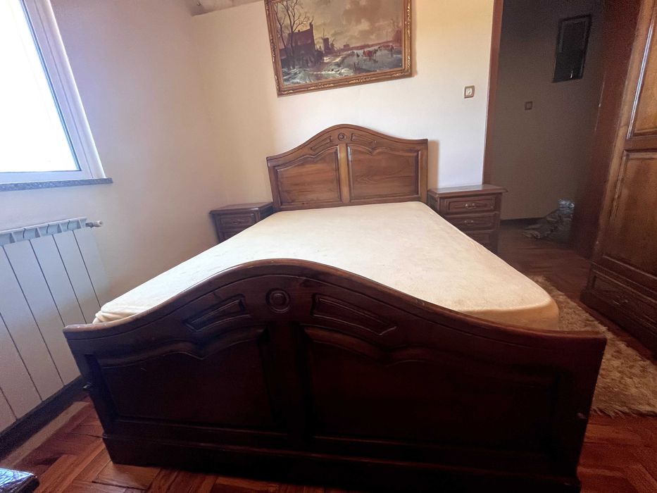 Cama para quarto com cómoda e mesas de cabeceira
