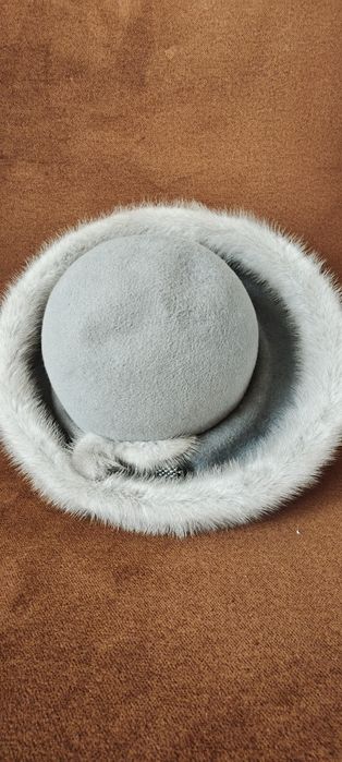 Kapelusz z broszką i futrem