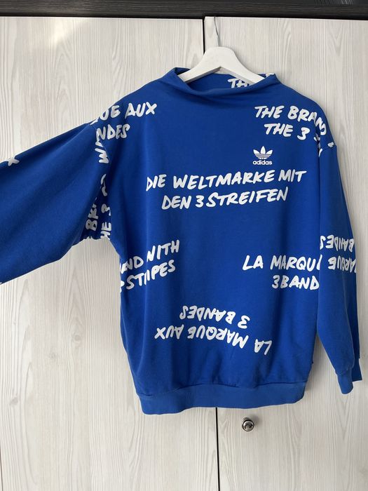 Niebieska bluza Adidas BK5998 NYC Graffiti Crew Sweatshirt