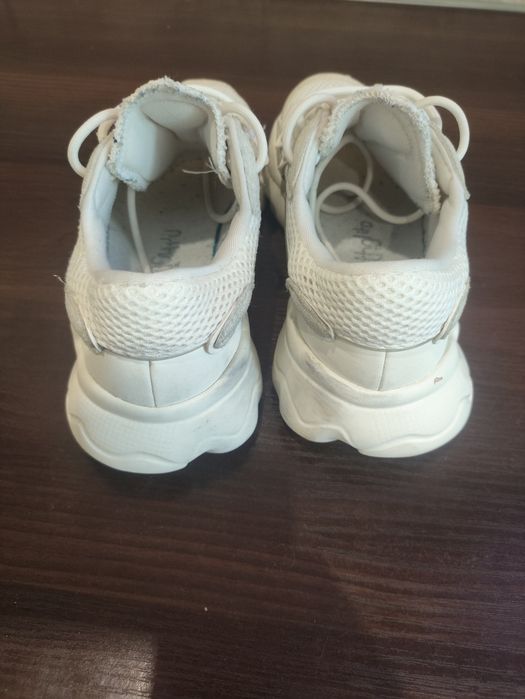 Продам летние кроссовки Adidas