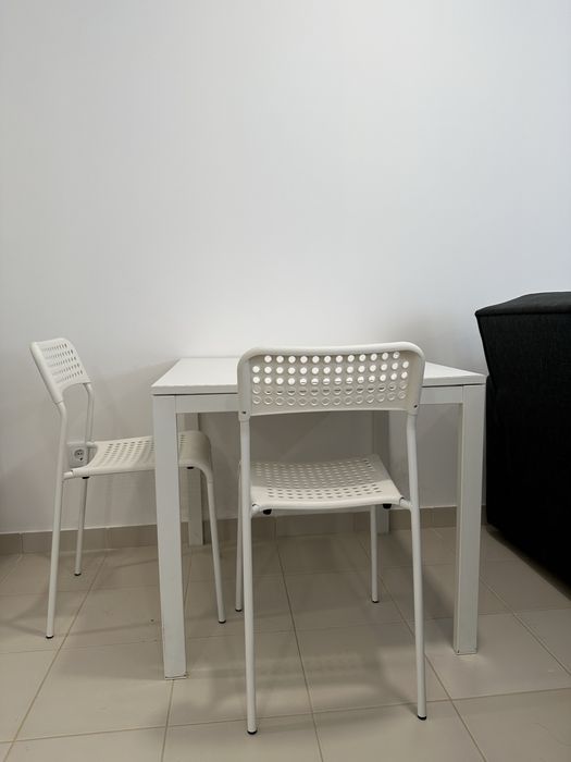 Mesa e cadeiras