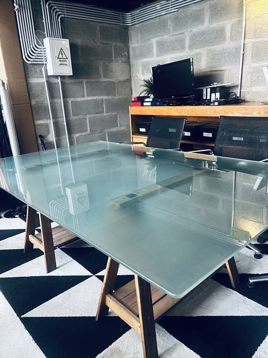 Mesa tampo de vidro temprado /2 cavaletes com regulacao de altura