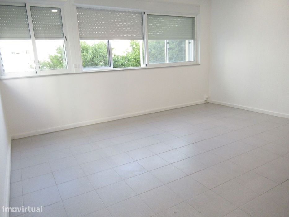 T2 na Avenida 25 de Abril – Cacilhas (105 m2 + Metro à porta)