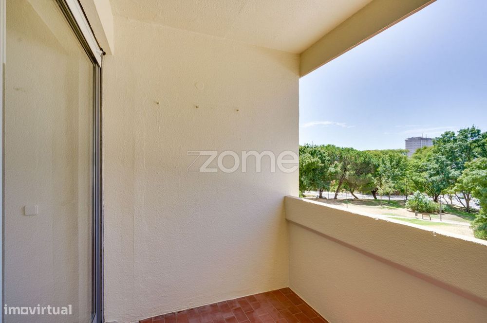Apartamento T2 com Garagem para Arrendamento - Metro do Campo Grande