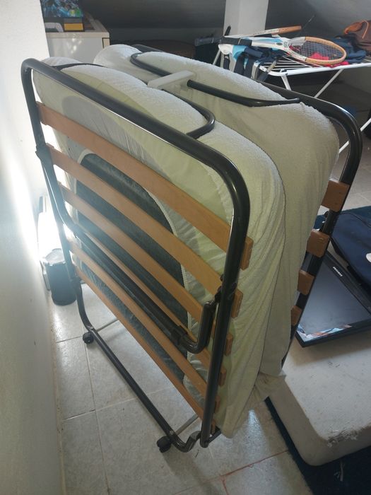 Cama amovivel com colchao incluido em optimo estado