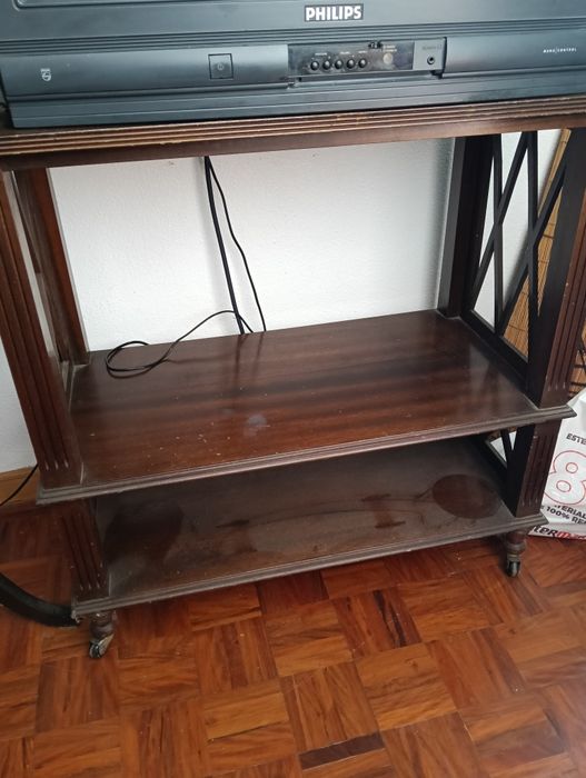 Móvel com rodas em madeira