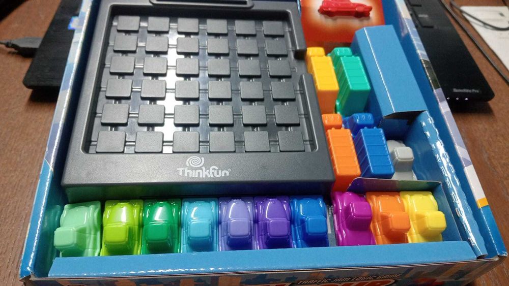 Jogo de Lógica Rush Hour ThinkFun – 40 Desafios (Cartas Seladas)