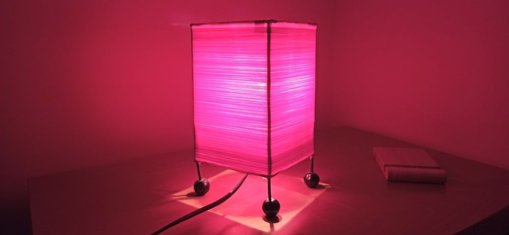 Candeeiros de mesinha de cabeceira vermelhos, em ótimo estado.