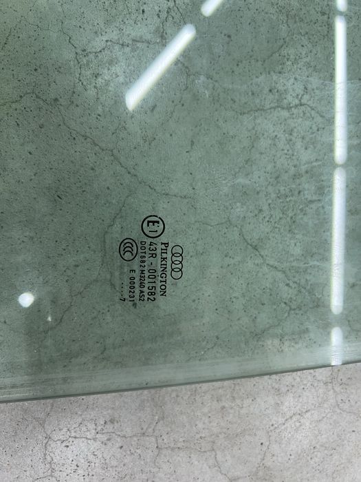 Заднє праве скло дверей Audi Q7 2007р