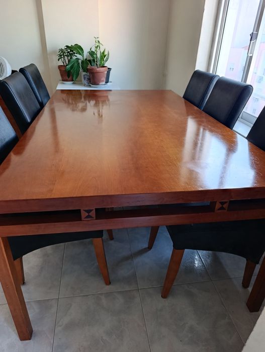 Mesa com 6 cadeiras de couro e aparador