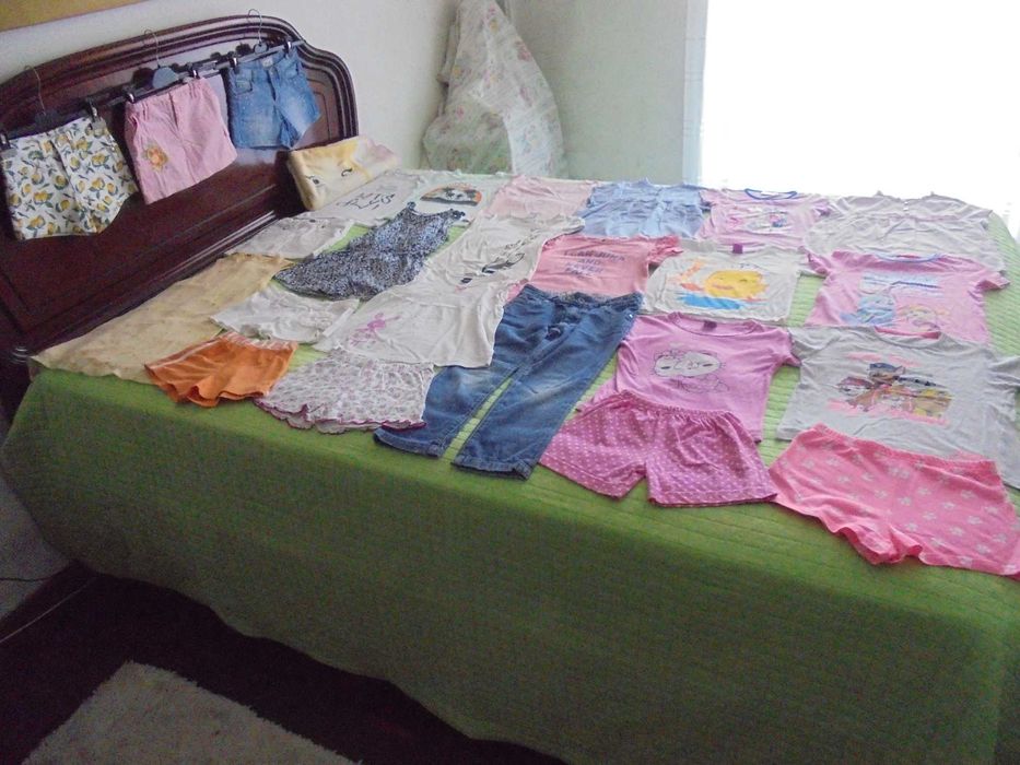 lote de roupa de menina a toalha da praia