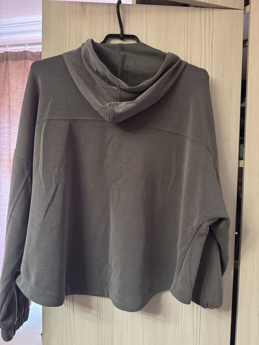 Спортивна кофта на дівчину