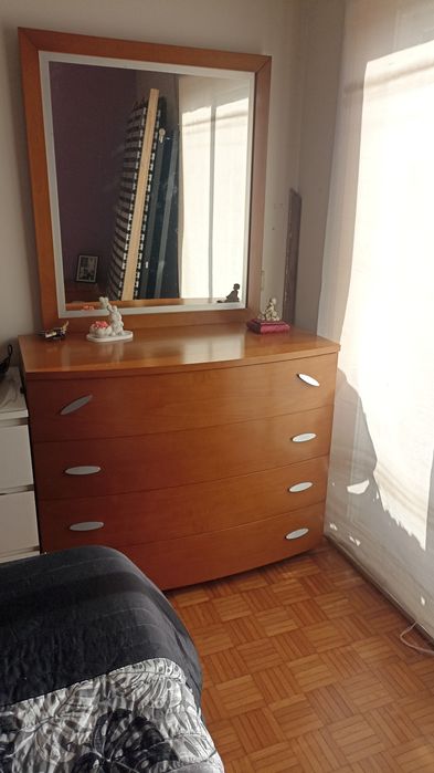 Vendo quarto de casal completo cama + 2 mesas de cabeceira+ comoda