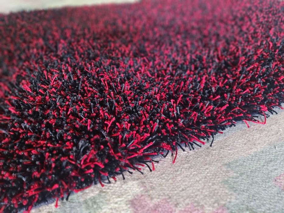 Tapete Novo – Preto e Vermelho com Pelo