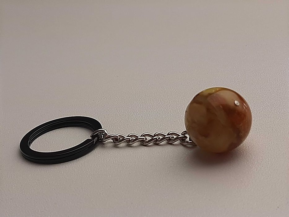 brelok z bursztynową kulką