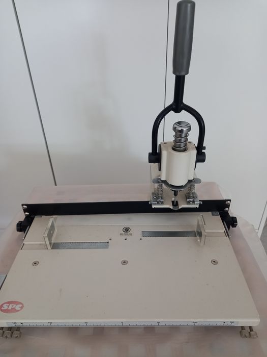 Furador profissional SPC Filepecker IX - até 300 folhas  manual