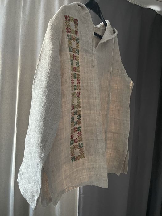 Легка кофта вишиванка із капюшоном з конопляної тканини ручної роботи
