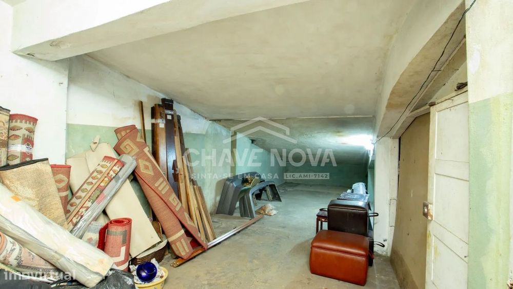 Garagem / Armazém Independente com 256m² na Avenida da República