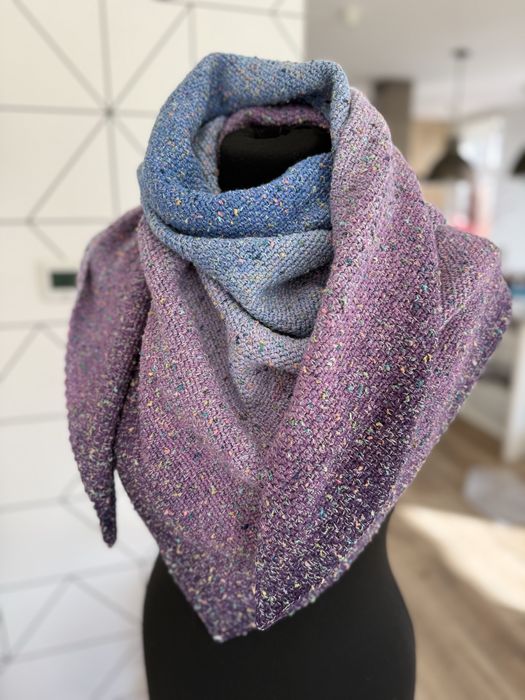 Chusta ombre na szydełku z pastelowymi nopkami - klasyk