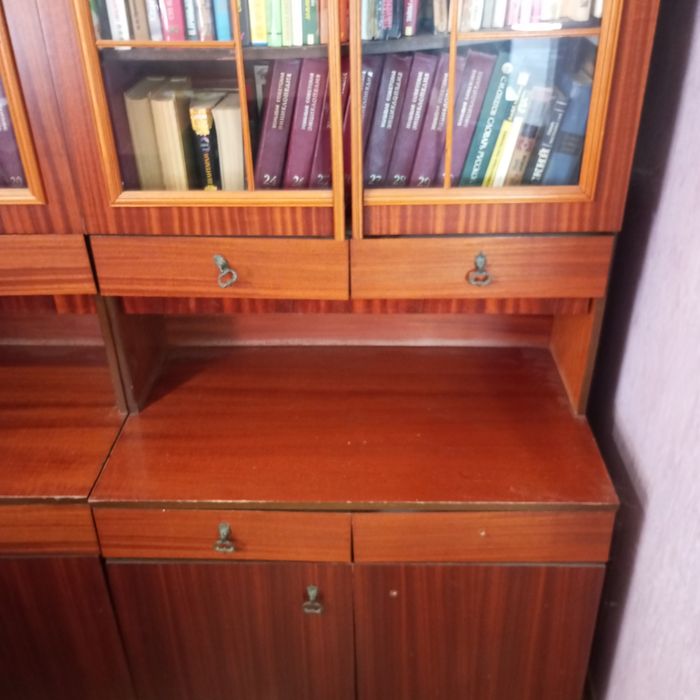 Продам шкаф стенку из двух частей  состояния удовлетворительное