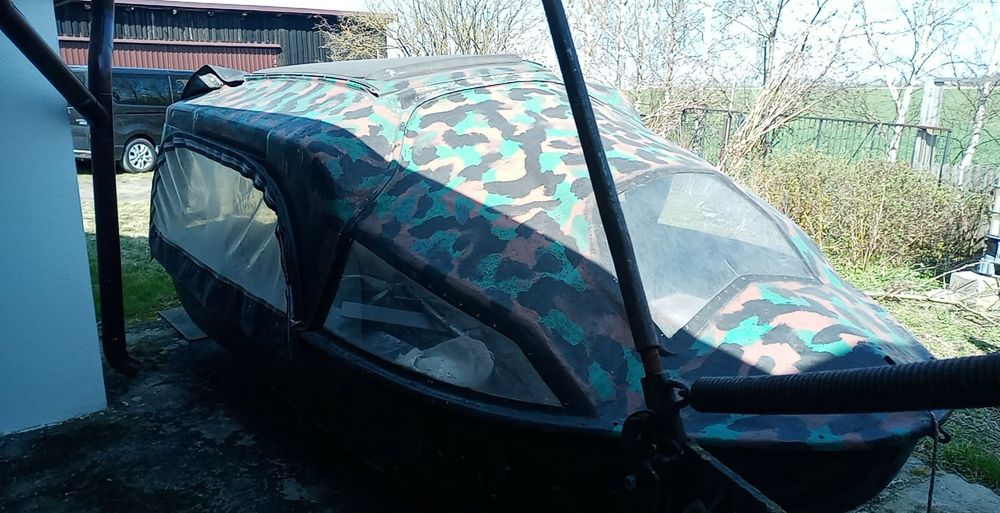 Łódź z zadaszeniem