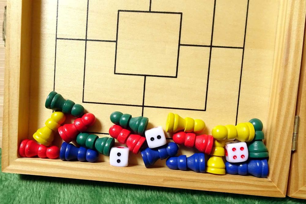 Gry podróżne - mini chińczyk, młynek, warcaby i tryktrak