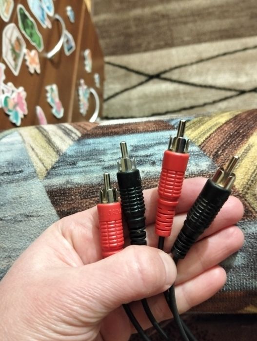 аудиокабель с разъемами RCA «тюльпан».