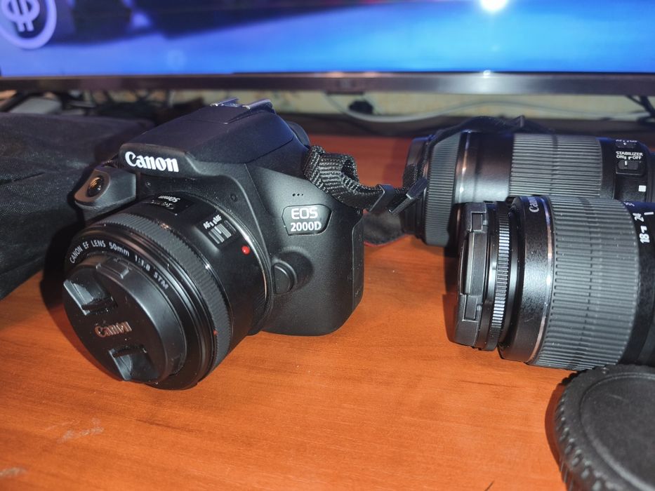Фотокамера с 2 объективами Canon 2000D EOS