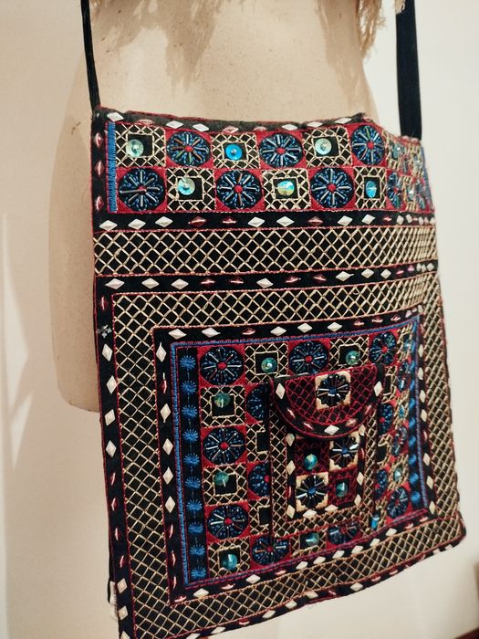 Mala tiracolo preta estampada