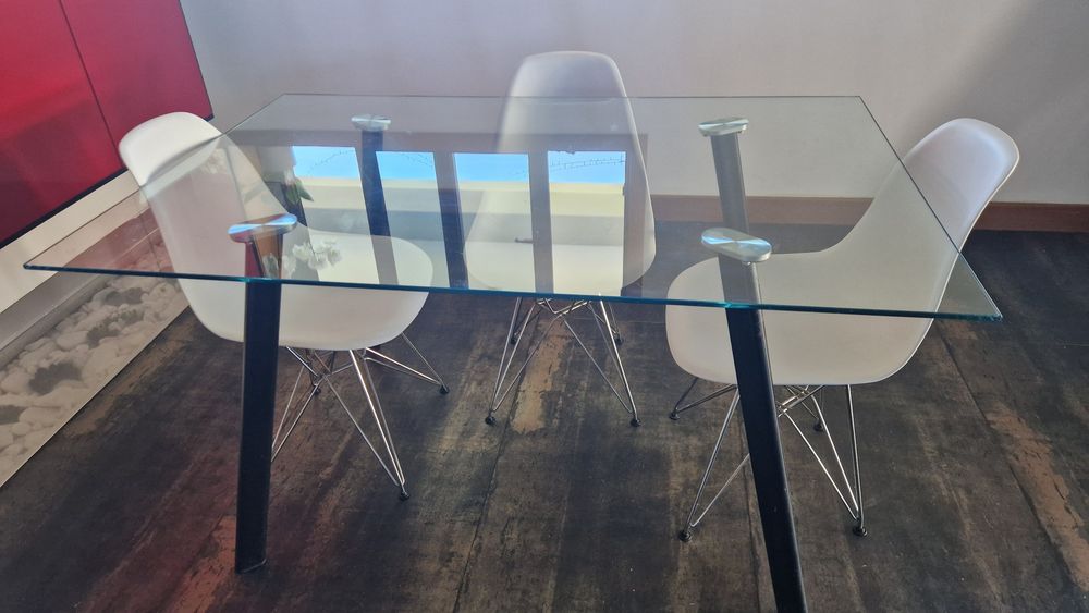 Mesa de metal e vidro com 4 cadeiras
