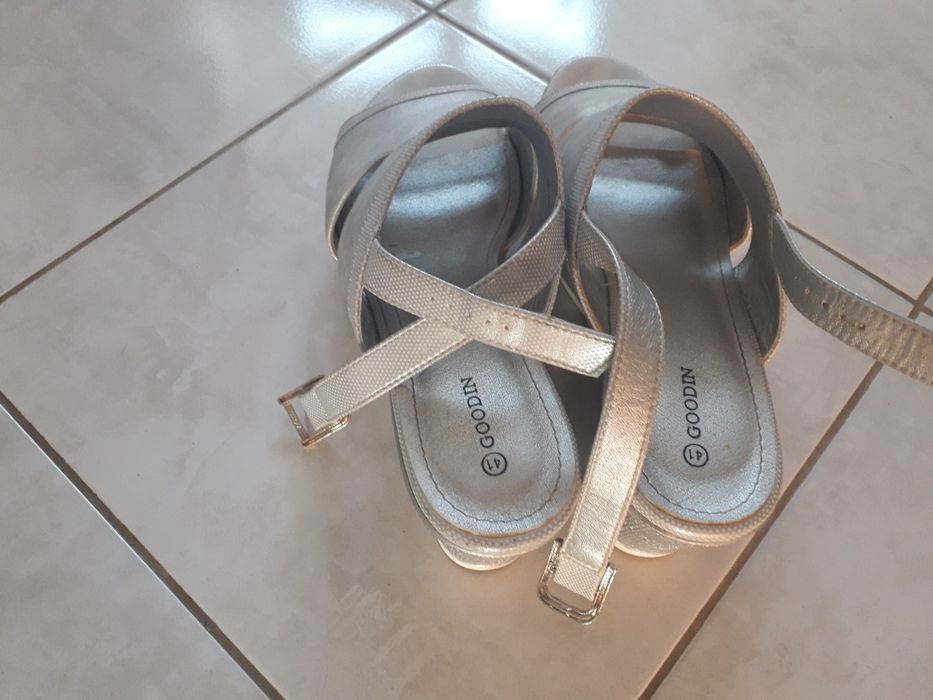 Buty damskie na koturnie