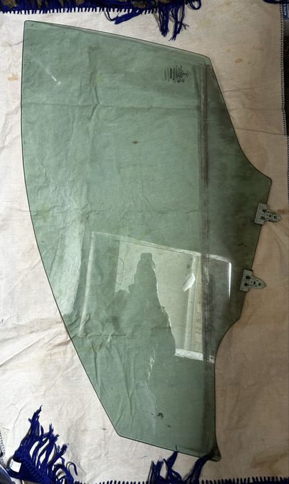 Скло дверки лівої передне і заднє Nissan Qashqai J11- rouge sport