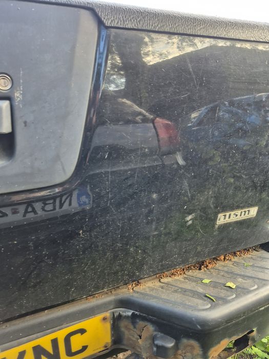 Zdrowa klapa burta nissan navara d40