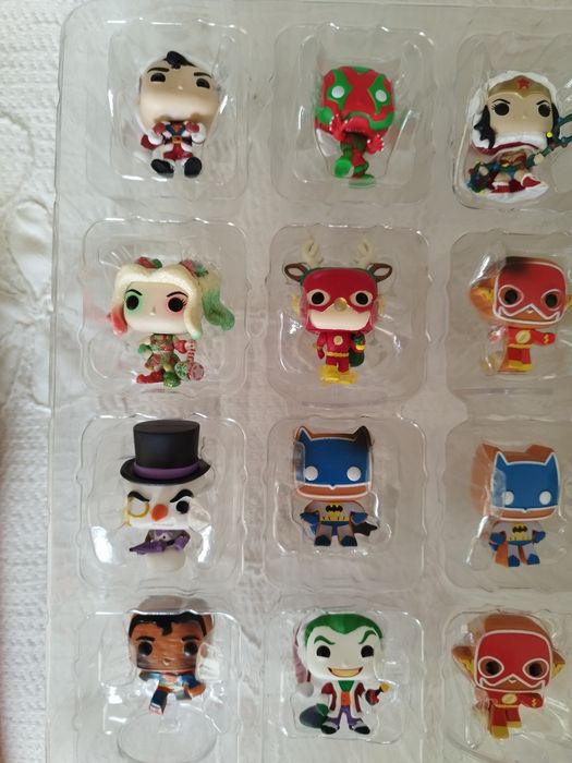 conjunto de 24 super-heróis Funko Pop.  Banda desenhada da DC