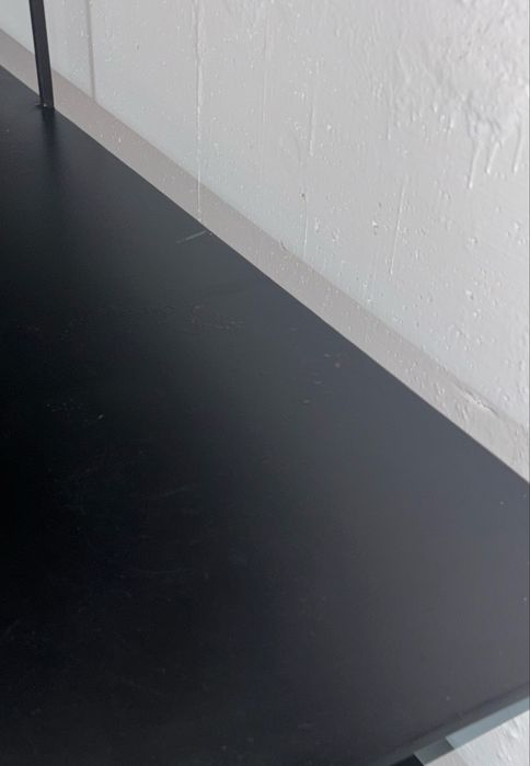 Estrutura de estantes preta