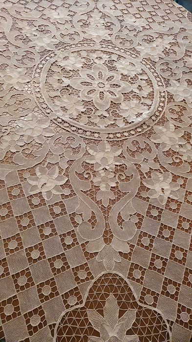 Toalha de mesa, bordado de Veneza.