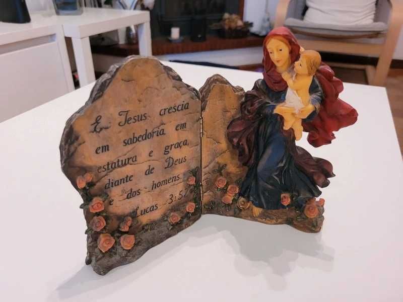 Estátua Decorativa Religiosa – Maria e Jesus + Versículo Lucas 3:52