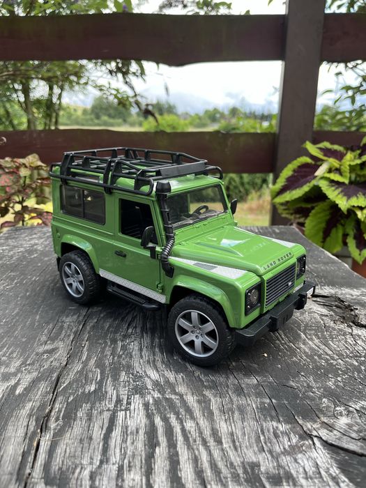 Brudar Land Rover Defender Green Toy 1:16 Scale
