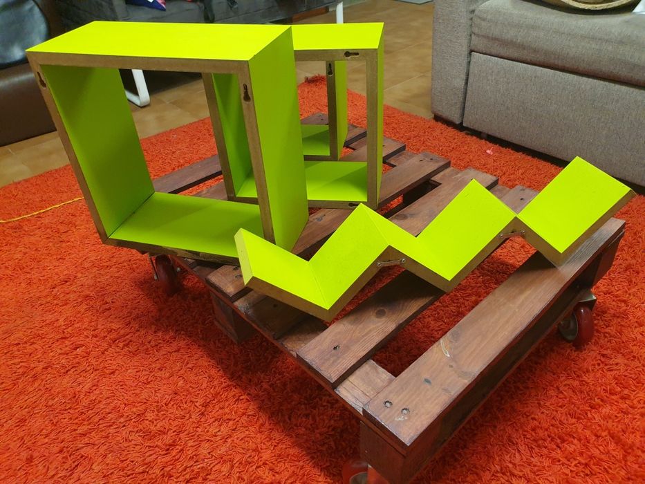 Cubos e prateleira para livros