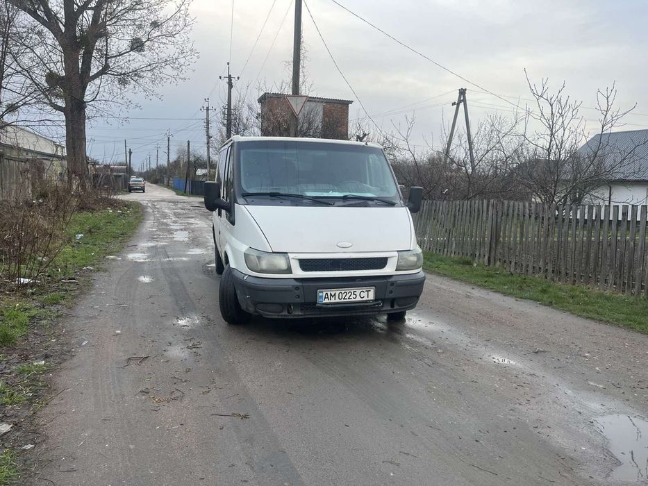 Ford Transit (спец. вантажний фургон) — $3750