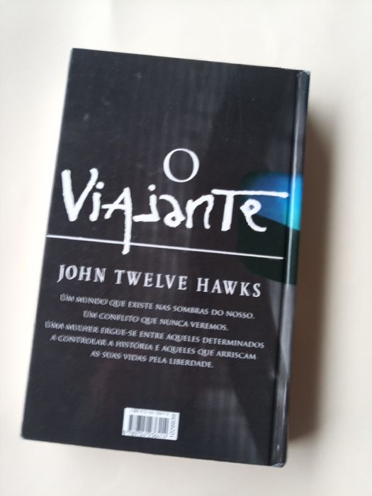 Livro "O viajante" de John Twelve Hawks