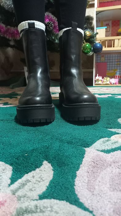 Женские, демисезонные ботинки 41 размера.