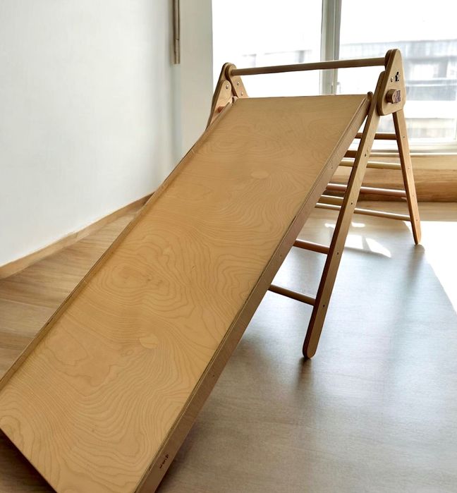 Triângulo Pikler da Little Pea c/ escorrega e rampa de escalada