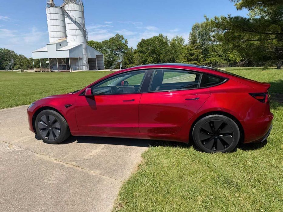 Tesla Model 3 Long Range      2025