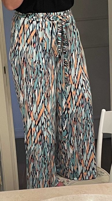 Calça larga e com elasticidade, da marca Desvast