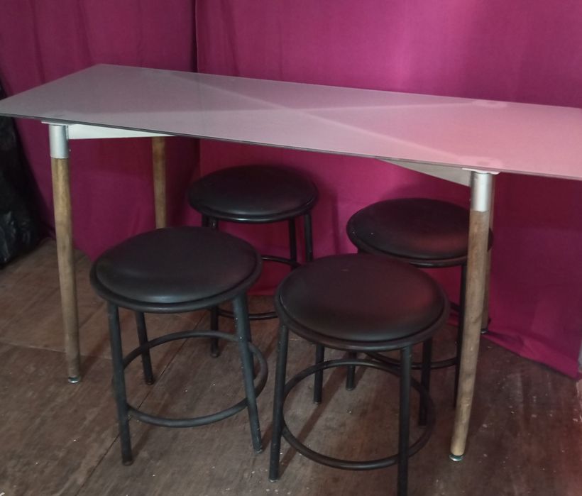 Conjunto de mesa e bancos
