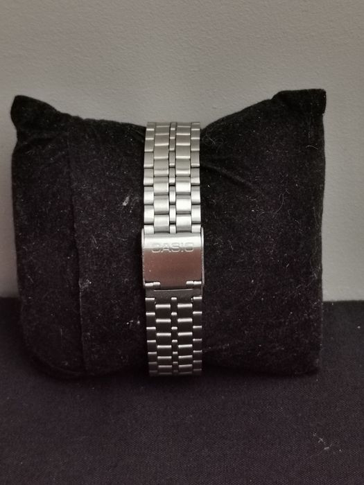 elegancki czerwony casio