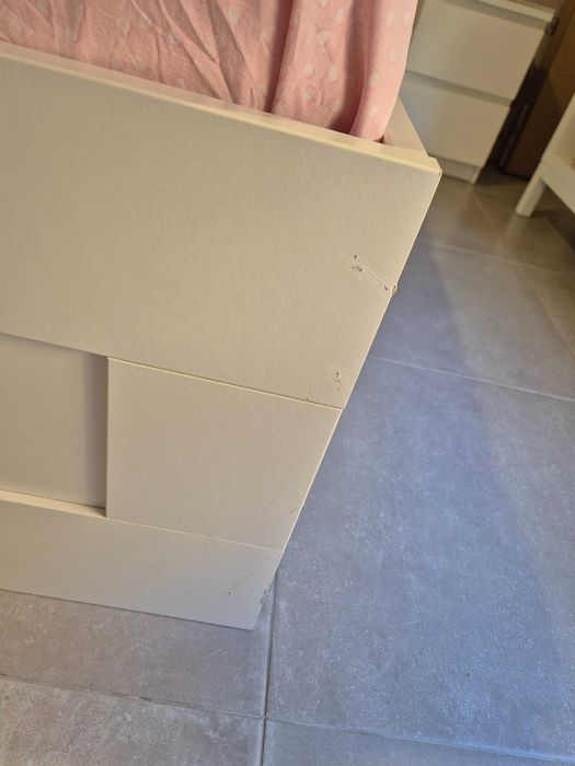 Cama brimnes com cabeceira,  cómoda  ,e mesinha de cabeceira